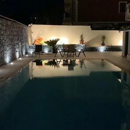 Alojamento de Acomodação e Pequeno-almoço Marty Luxury